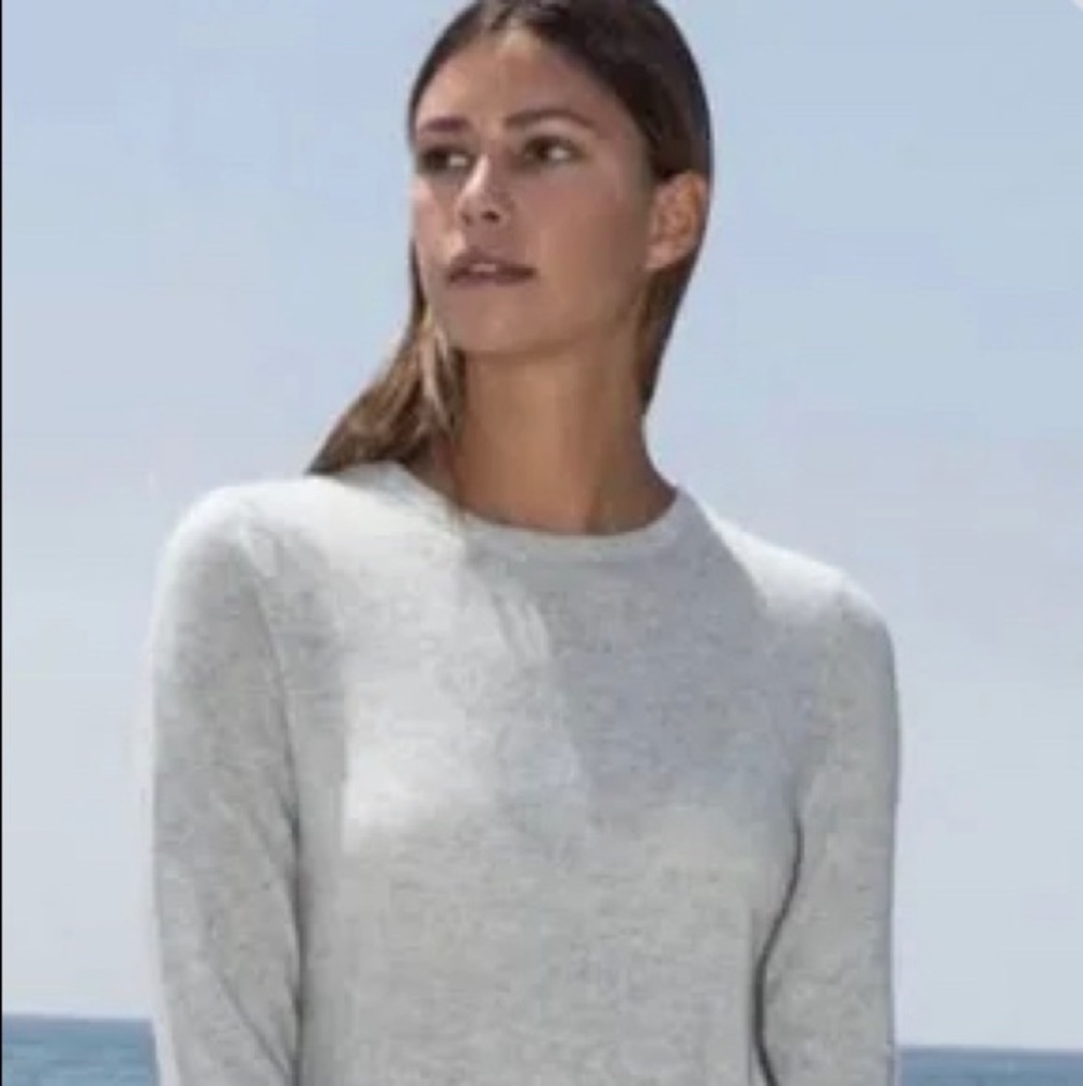 Ellie Tahari sweater in light gray women’s size medium.